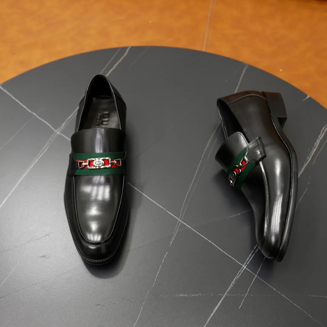 Men's shoes: 250🙅‍♂️🙅‍♂️🙅‍♂️Niuli Brand: GUCCI Size: 38-44 (45 can be customized) Level: Counter classic Material: Original soft cowhide upper Comfortable cowhide lining Original lightweight outsole Style category: Business casual footwear Driving leather shoes Color: Actual picture color
